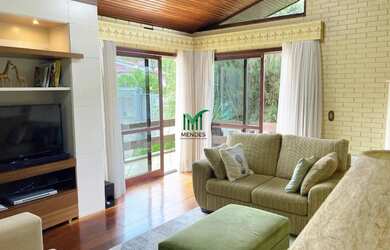 Imagem: A casa possui 3 Dormitórios, 2 Banheiros, 3 Vagas na garagem