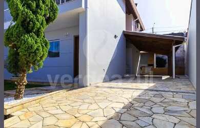 Imagem: A casa possui 3 Dormitórios, 4 Banheiros, 4 Vagas na garagem