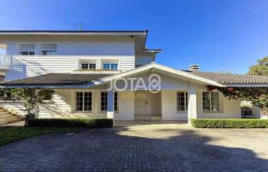 Imagem: A casa possui 4 Dormitórios, 5 Banheiros, 3 Vagas na garagem