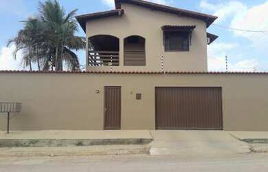 Imagem: A casa possui 3 Dormitórios, 2 Banheiros, 5 Vagas na garagem