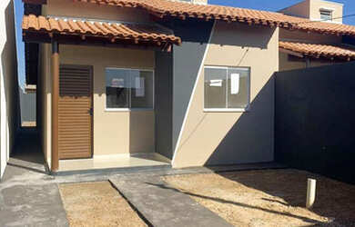 Imagem: A casa possui 2 Dormitórios, 1 Banheiro, 2 Vagas na garagem