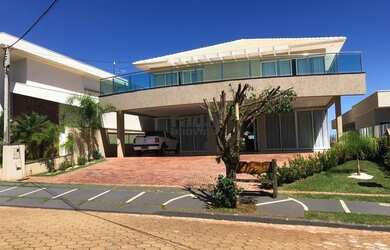 Imagem: A casa em condomínio possui 4 Dormitórios, 5 Banheiros, 2