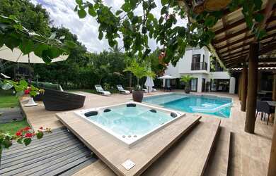 Imagem: A casa possui 4 Dormitórios, 1 Banheiro, 4 Vagas na garagem