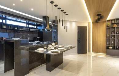 Imagem: A casa possui 3 Dormitórios, 1 Banheiro, 2 Vagas na garagem