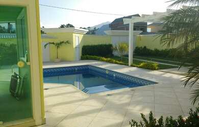 Imagem: A casa possui 4 Dormitórios, 5 Banheiros, 4 Vagas na garagem