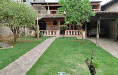 Imagem: A casa possui 3 Dormitórios, 2 Banheiros e 2 Vagas na garagem