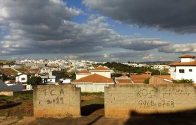 Imagem: O terreno possui 360m² de Área e está localizado em Colina