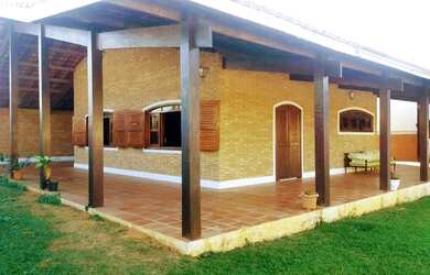 Imagem: A casa possui 3 Dormitórios, 3 Banheiros, 4 Vagas na garagem