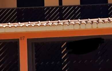 Imagem: A casa possui 3 Dormitórios, 1 Banheiro, 2 Vagas na garagem