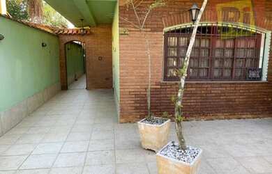 Imagem: A casa possui 4 Dormitórios, 3 Banheiros, 2 Vagas na garagem