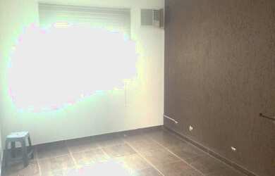 Imagem 2: Aluga Galpão com mezanino, possui 300 metros e 3 banheiros, na Vila Campo...