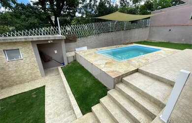 Imagem: A casa possui 3 Dormitórios, 3 Banheiros, 2 Vagas na garagem