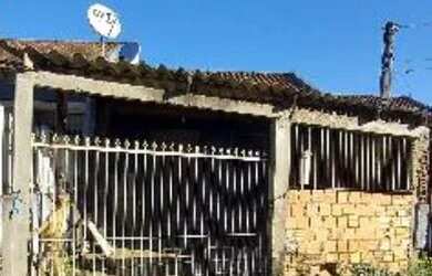 Imagem: A casa possui 1 Dormitório, 1 Banheiro, 1 Vaga na garagem