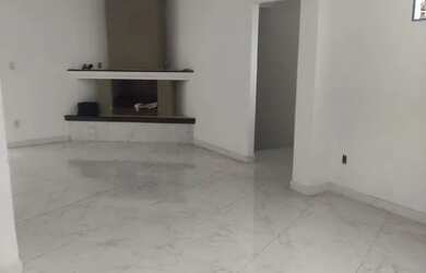 Imagem: A casa possui 3 Dormitórios, 4 Banheiros, 2 Vagas na garagem