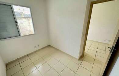 Imagem: A casa em condomínio possui 3 Dormitórios, 1 Banheiro, 2 Vagas