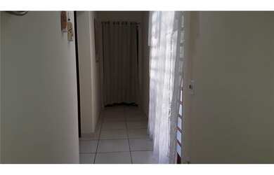 Imagem: A casa possui 4 Dormitórios, 4 Banheiros, 5 Vagas na garagem