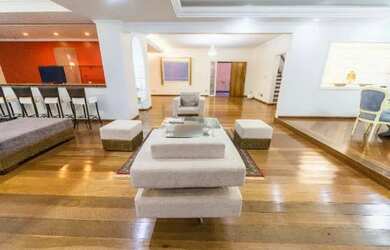 Imagem: A casa possui 5 Dormitórios, 5 Banheiros, 5 Vagas na garagem