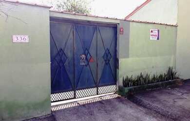 Imagem: A casa possui 3 Dormitórios, 1 Banheiro, 2 Vagas na garagem