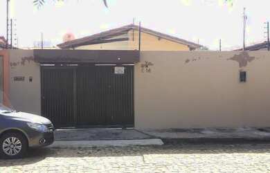 Imagem: A casa possui 3 Dormitórios, 1 Banheiro, 2 Vagas na garagem