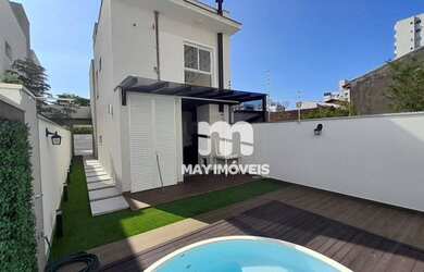 Imagem: A casa possui 3 Dormitórios, 2 Banheiros, 2 Vagas na garagem