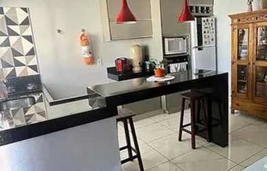 Imagem: A casa possui 3 Dormitórios, 2 Banheiros e 2 Vagas na garagem