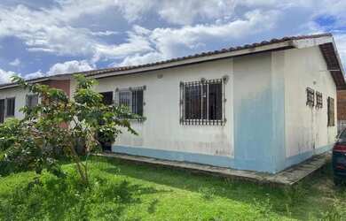 Imagem: A casa possui 2 Dormitórios, 2 Banheiros, 2 Vagas na garagem