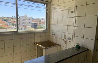 Imagem: O apartamento possui 1 Dormitório, 1 Banheiro, 1 Vaga na garagem