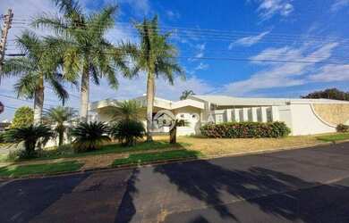 Imagem: A casa possui 4 Dormitórios, 4 Banheiros, 5 Vagas na garagem