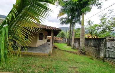 Imagem: A casa possui 3 Dormitórios, 2 Banheiros, 5 Vagas na garagem