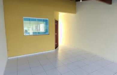 Imagem: A casa possui 3 Dormitórios, 2 Banheiros, 2 Vagas na garagem