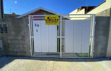 Imagem: A casa possui 2 Dormitórios, 1 Banheiro, 1 Vaga na garagem