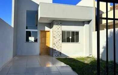 Imagem: A casa possui 3 Dormitórios, 2 Banheiros, 2 Vagas na garagem