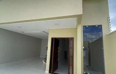 Imagem: A casa possui 3 Dormitórios, 1 Banheiro, 2 Vagas na garagem