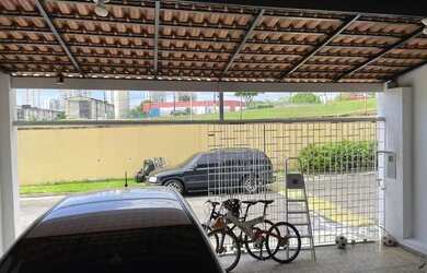 Imagem: A casa possui 3 Dormitórios, 3 Banheiros, 2 Vagas na garagem