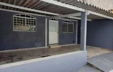 Imagem: A casa possui 3 Dormitórios, 2 Banheiros, 2 Vagas na garagem