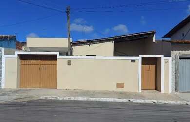 Imagem: A casa possui 3 Dormitórios, 2 Banheiros, 2 Vagas na garagem