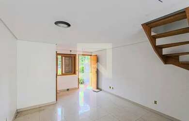 Imagem: A casa possui 3 Dormitórios, 4 Banheiros, 2 Vagas na garagem