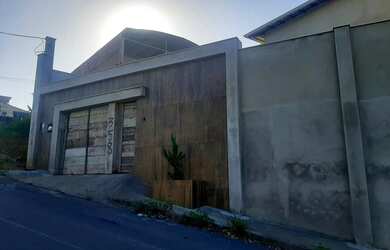 Imagem: A casa possui 3 Dormitórios, 3 Banheiros, 2 Vagas na garagem