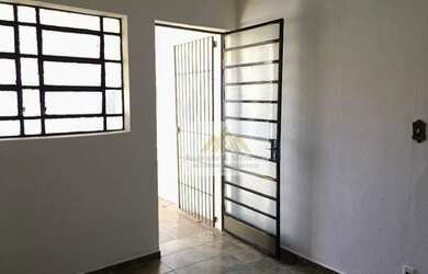 Imagem: A casa possui 2 Dormitórios, 1 Banheiro, 1 Vaga na garagem