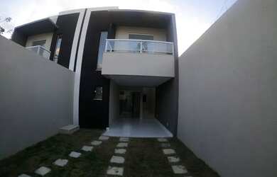 Imagem: A casa possui 4 Dormitórios, 2 Banheiros, 2 Vagas na garagem