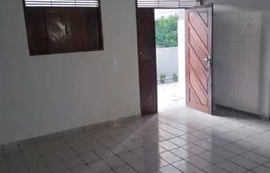 Imagem: A casa possui 3 Dormitórios, 2 Banheiros, 3 Vagas na garagem