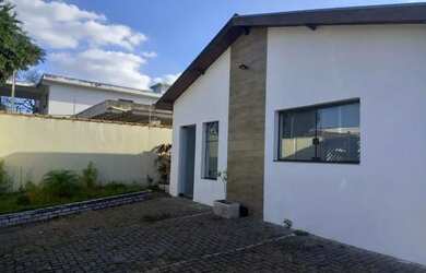 Imagem: A casa possui 3 Dormitórios, 2 Banheiros, 5 Vagas na garagem