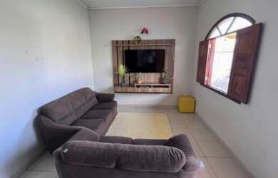 Imagem: A casa e possui 2 Dormitórios, Suítes, 1 Banheiro, 80-0m²