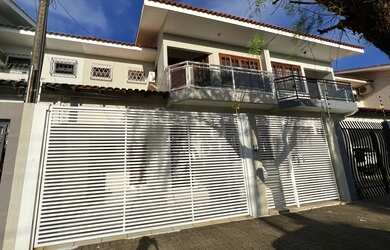 Imagem: A casa possui 3 Dormitórios, 3 Banheiros, 2 Vagas na garagem