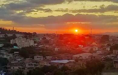 Imagem: A casa e está localizado em Jardim Teresópolis, Betim para