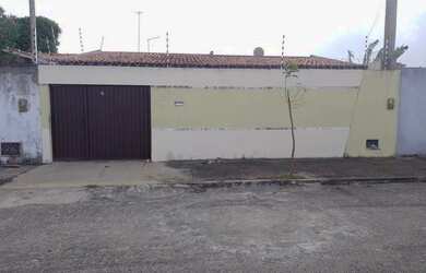 Imagem: A casa possui 4 Dormitórios, 4 Banheiros, 2 Vagas na garagem