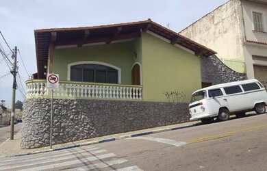 Imagem: A casa possui 4 Dormitórios, 4 Banheiros, 2 Vagas na garagem