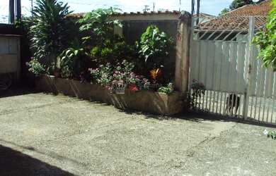 Imagem: A casa possui 3 Dormitórios, 1 Banheiro, 3 Vagas na garagem