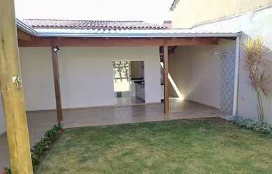 Imagem: A casa possui 4 Dormitórios, 3 Banheiros, 2 Vagas na garagem