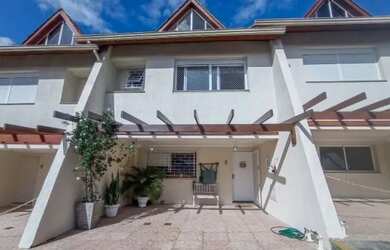 Imagem: A casa em condomínio possui 3 Dormitórios, 1 Banheiro, 2 Vagas